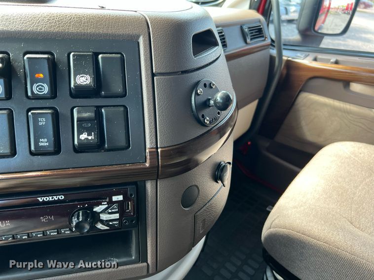 image for item DQ2224 2019 Volvo VN Series  semi truck