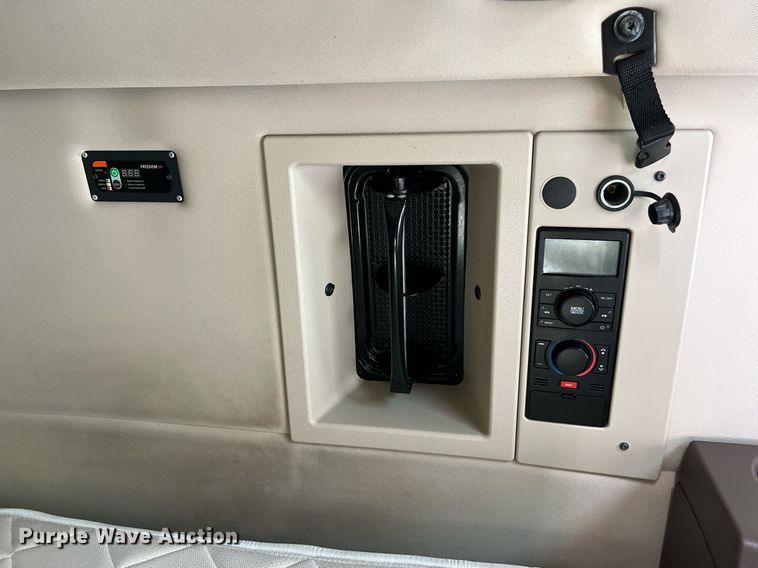 image for item DQ2224 2019 Volvo VN Series  semi truck