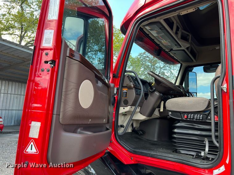 image for item DQ2225 2019 Volvo VN Series  semi truck