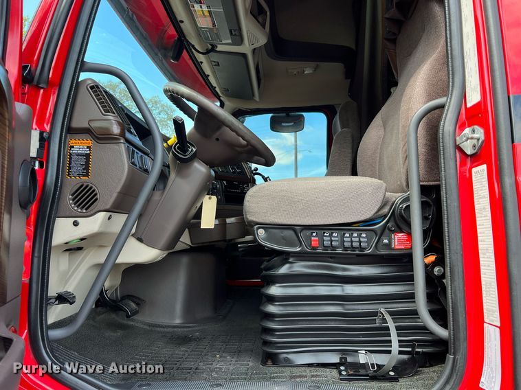 image for item DQ2225 2019 Volvo VN Series  semi truck