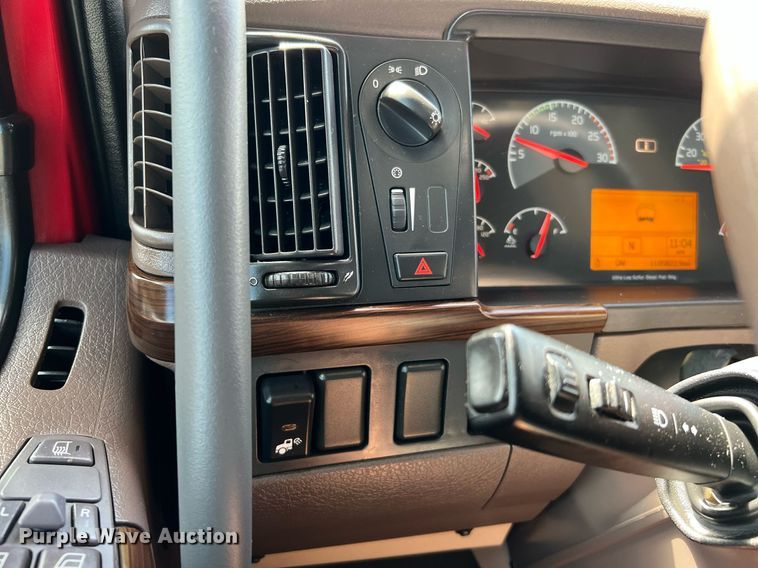 image for item DQ2225 2019 Volvo VN Series  semi truck