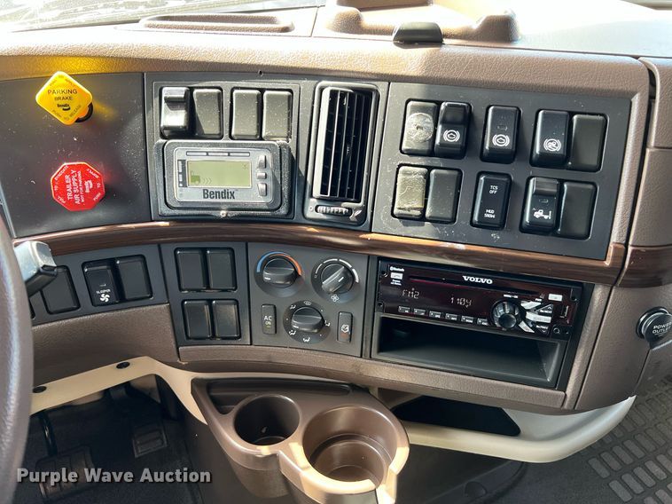 image for item DQ2225 2019 Volvo VN Series  semi truck