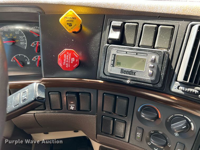 image for item DQ2225 2019 Volvo VN Series  semi truck