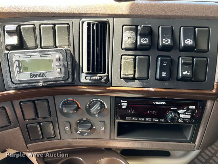 image for item DQ2225 2019 Volvo VN Series  semi truck