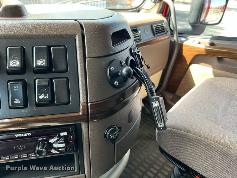 image for item DQ2225 2019 Volvo VN Series  semi truck