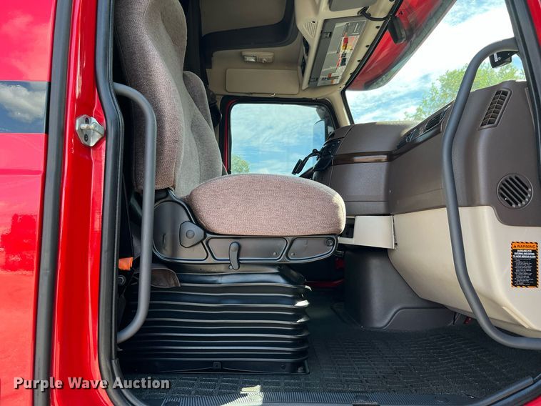 image for item DQ2225 2019 Volvo VN Series  semi truck