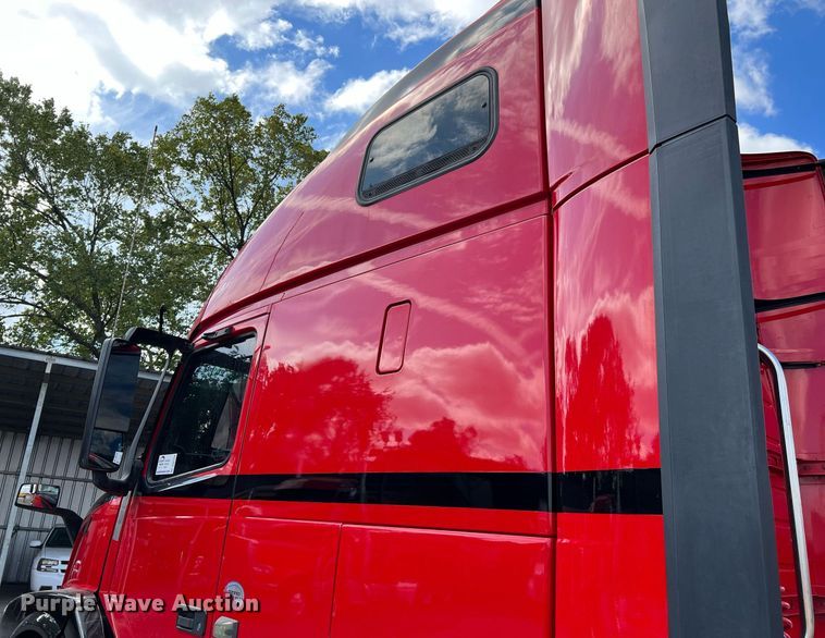 image for item DQ2226 2019 Volvo VN Series  semi truck