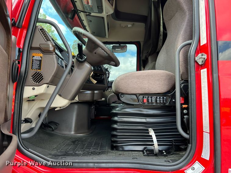 image for item DQ2226 2019 Volvo VN Series  semi truck