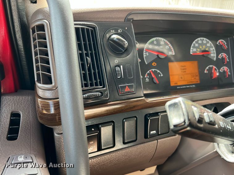 image for item DQ2226 2019 Volvo VN Series  semi truck