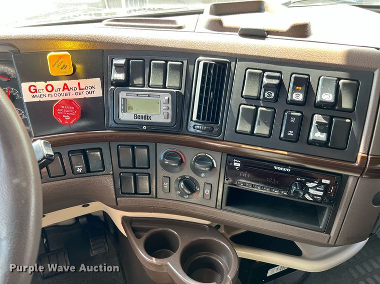 image for item DQ2226 2019 Volvo VN Series  semi truck