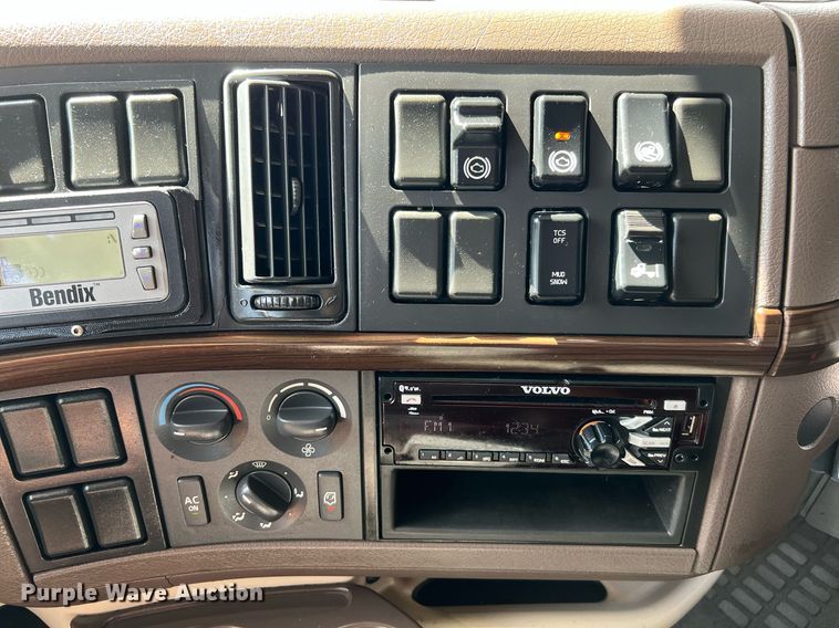 image for item DQ2226 2019 Volvo VN Series  semi truck