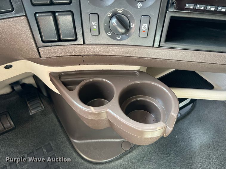 image for item DQ2226 2019 Volvo VN Series  semi truck