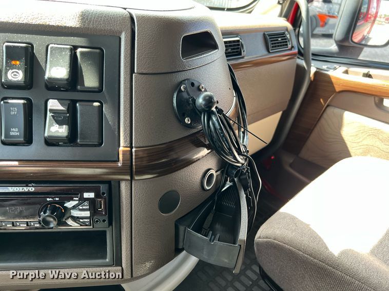 image for item DQ2226 2019 Volvo VN Series  semi truck