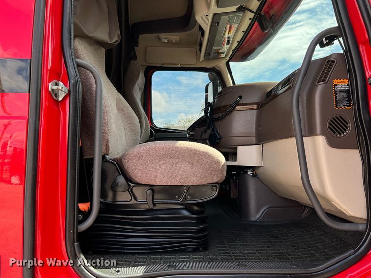 image for item DQ2226 2019 Volvo VN Series  semi truck