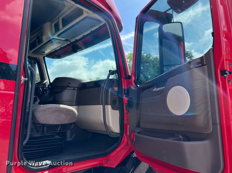 image for item DQ2226 2019 Volvo VN Series  semi truck