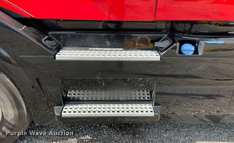 image for item DQ2227 2019 Volvo VN Series  semi truck