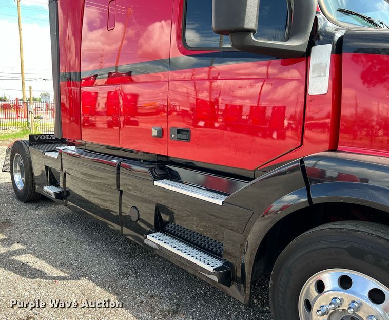 image for item DQ2227 2019 Volvo VN Series  semi truck