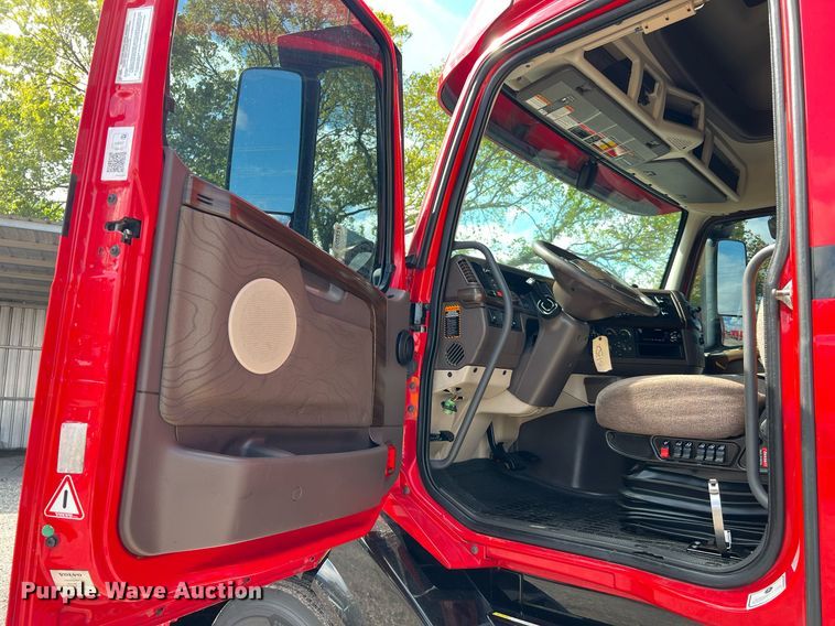 image for item DQ2227 2019 Volvo VN Series  semi truck