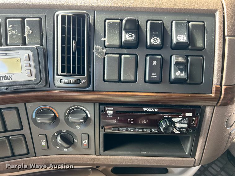 image for item DQ2227 2019 Volvo VN Series  semi truck