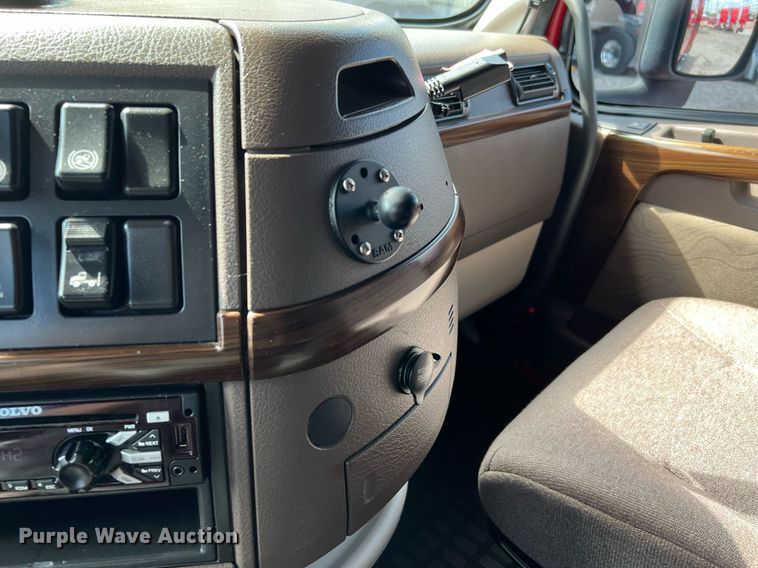 image for item DQ2227 2019 Volvo VN Series  semi truck