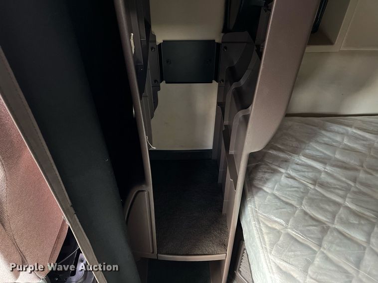 image for item DQ2227 2019 Volvo VN Series  semi truck