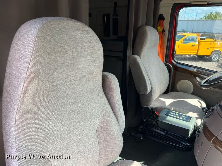 image for item DQ2227 2019 Volvo VN Series  semi truck