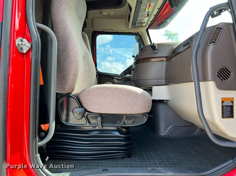 image for item DQ2227 2019 Volvo VN Series  semi truck