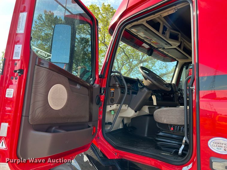 image for item DQ2228 2019 Volvo VN Series  semi truck