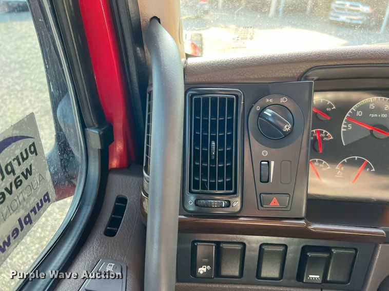 image for item DQ2228 2019 Volvo VN Series  semi truck