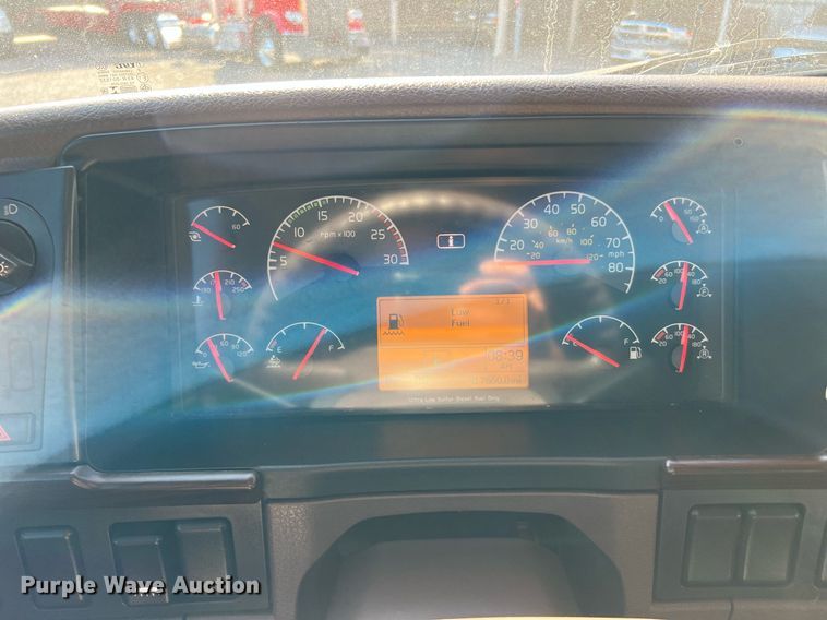 image for item DQ2228 2019 Volvo VN Series  semi truck