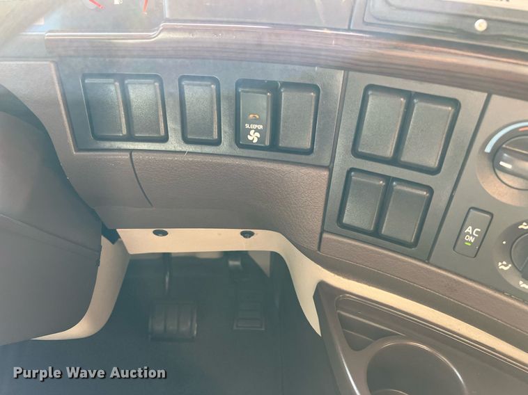 image for item DQ2228 2019 Volvo VN Series  semi truck