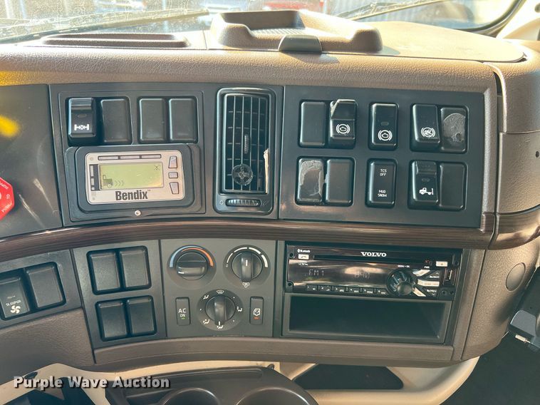 image for item DQ2228 2019 Volvo VN Series  semi truck