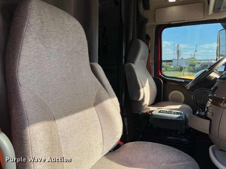 image for item DQ2228 2019 Volvo VN Series  semi truck