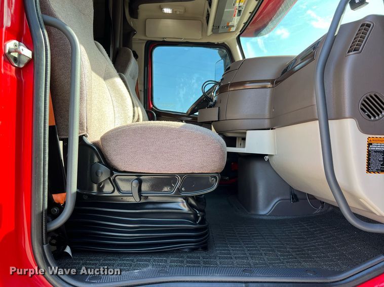 image for item DQ2228 2019 Volvo VN Series  semi truck