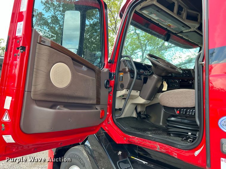 image for item DQ2229 2019 Volvo VN Series  semi truck