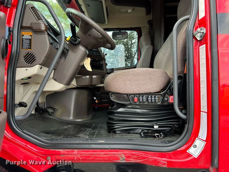 image for item DQ2229 2019 Volvo VN Series  semi truck