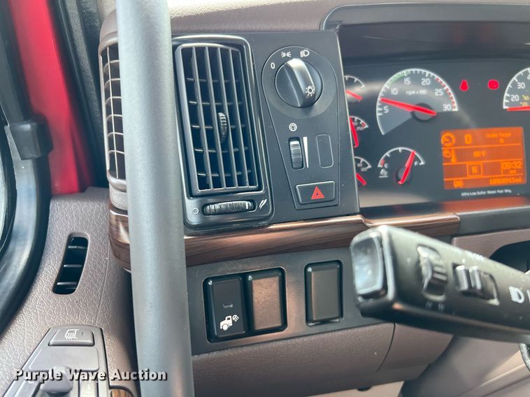 image for item DQ2229 2019 Volvo VN Series  semi truck