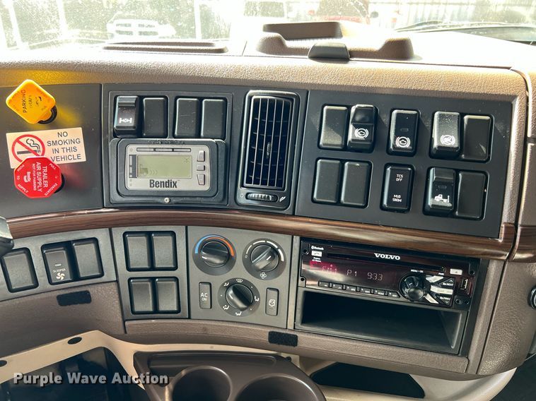 image for item DQ2229 2019 Volvo VN Series  semi truck