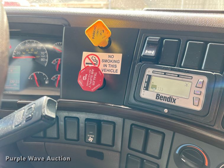 image for item DQ2229 2019 Volvo VN Series  semi truck