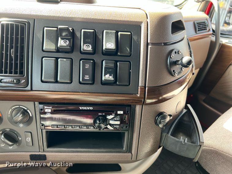 image for item DQ2229 2019 Volvo VN Series  semi truck