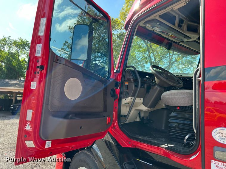 image for item DQ2230 2019 Volvo VN Series  semi truck