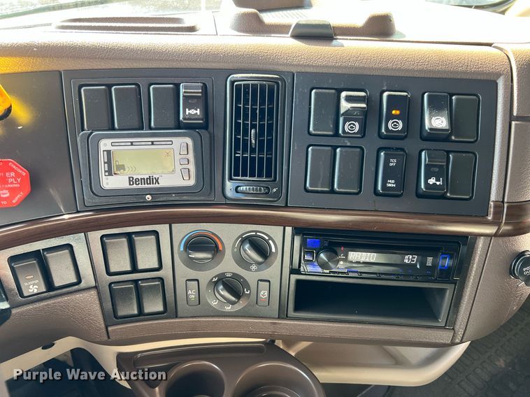 image for item DQ2230 2019 Volvo VN Series  semi truck