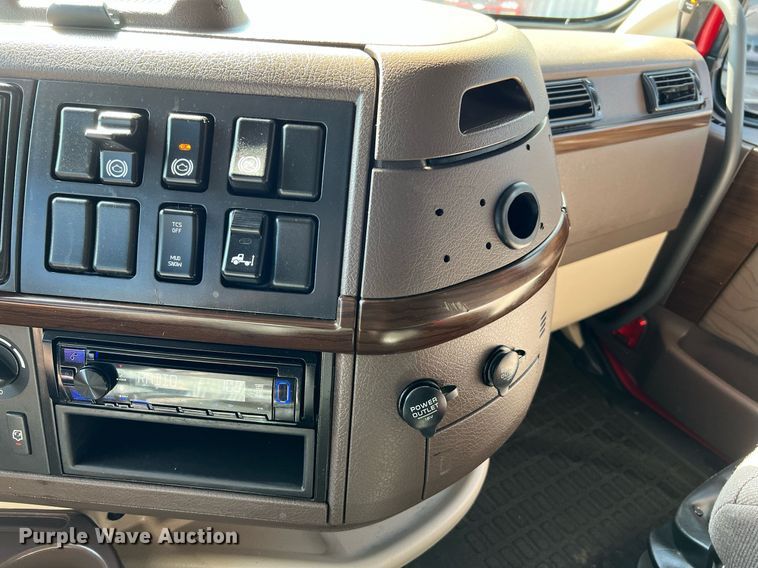 image for item DQ2230 2019 Volvo VN Series  semi truck