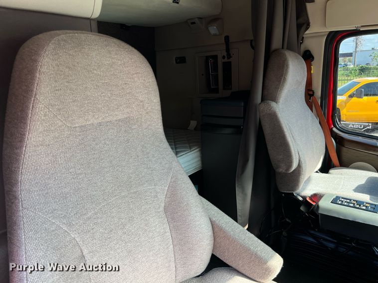 image for item DQ2230 2019 Volvo VN Series  semi truck