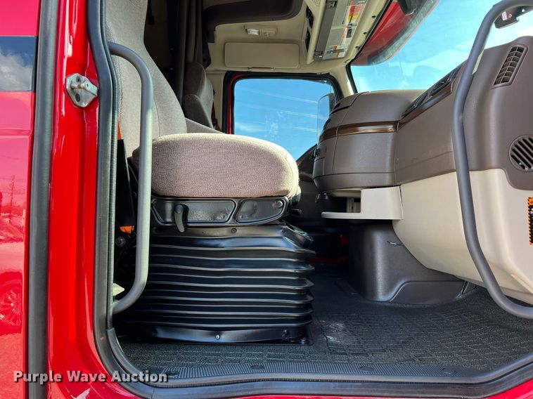 image for item DQ2230 2019 Volvo VN Series  semi truck