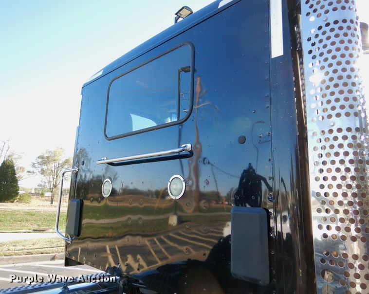 image for item DR5876 2016 Kenworth T880  semi truck