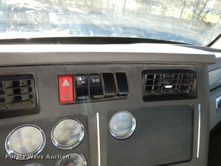 image for item DR5876 2016 Kenworth T880  semi truck