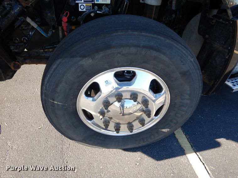 image for item DR5876 2016 Kenworth T880  semi truck