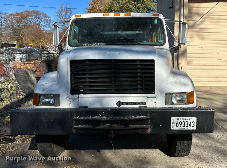 image for item DW2932 2000 International 4900  Crew Cab flatbed truck