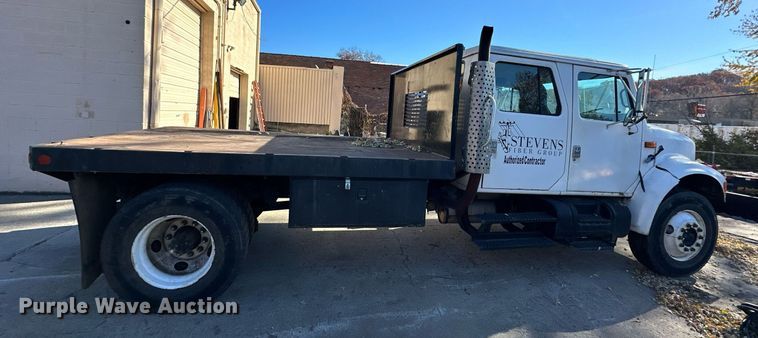 image for item DW2932 2000 International 4900  Crew Cab flatbed truck